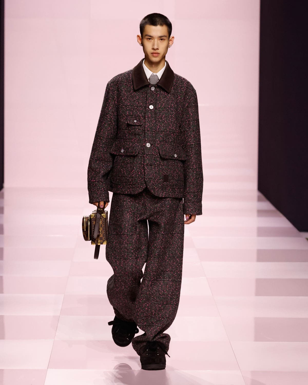 Louis Vuitton Fall Winter 2025 2026 Men Runway Magazine (68)
