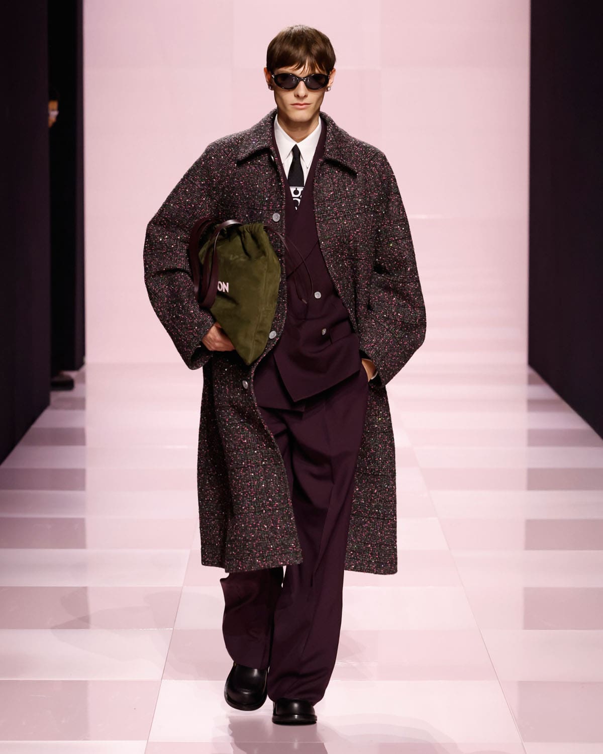 Louis Vuitton Fall Winter 2025 2026 Men Runway Magazine (70)