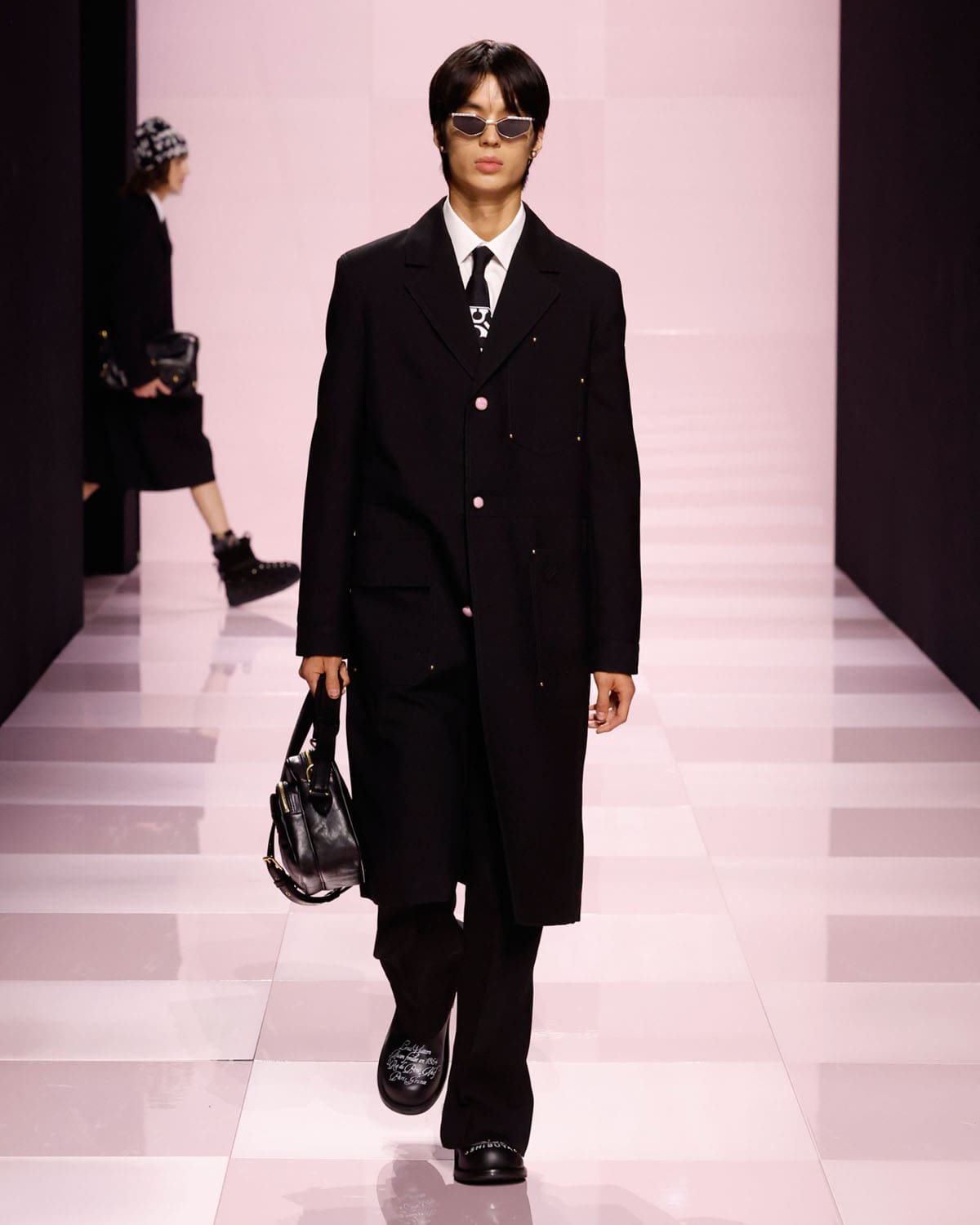 Louis Vuitton Fall Winter 2025 2026 Men Runway Magazine (73)
