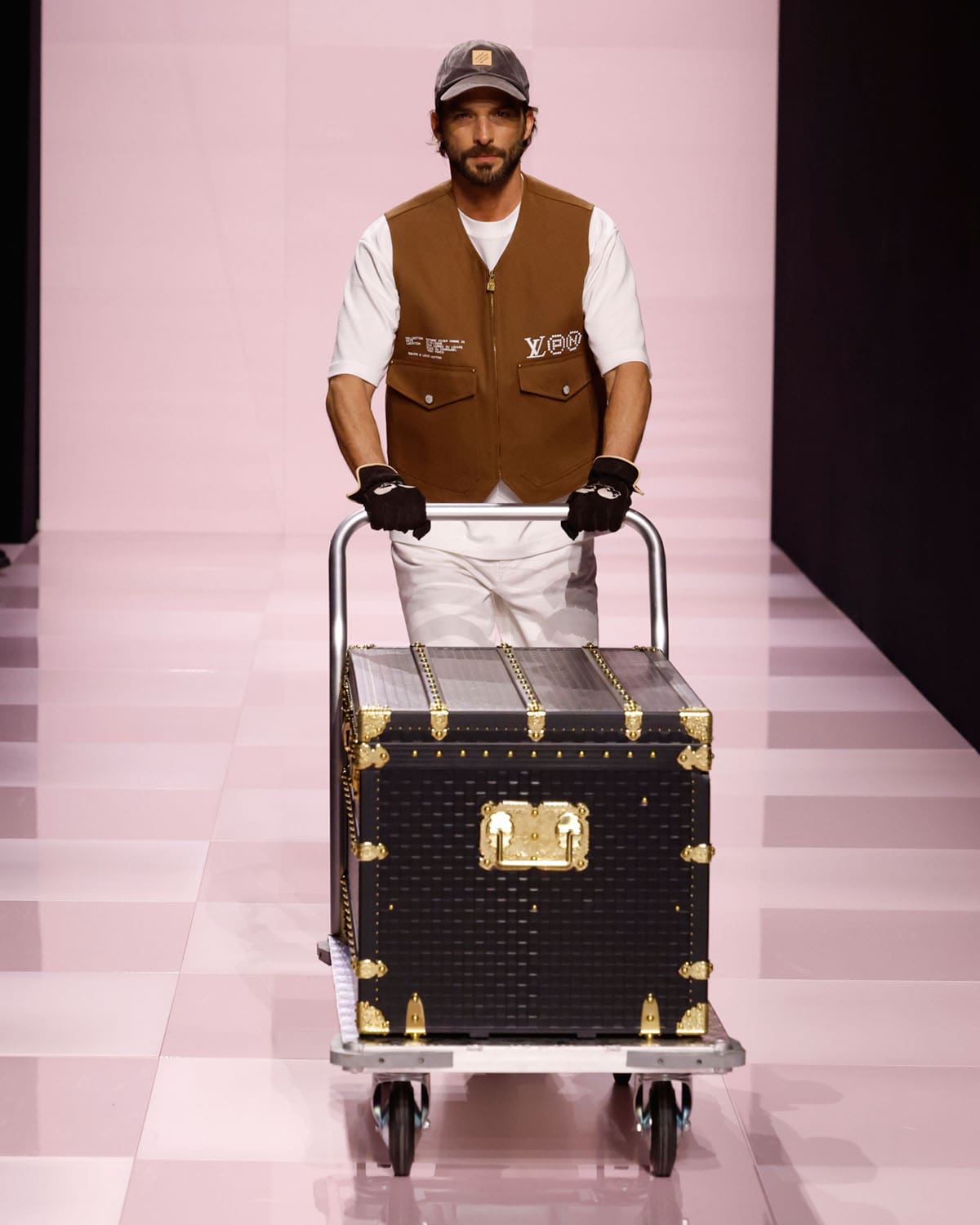 Louis Vuitton Fall Winter 2025 2026 Men Runway Magazine (80)