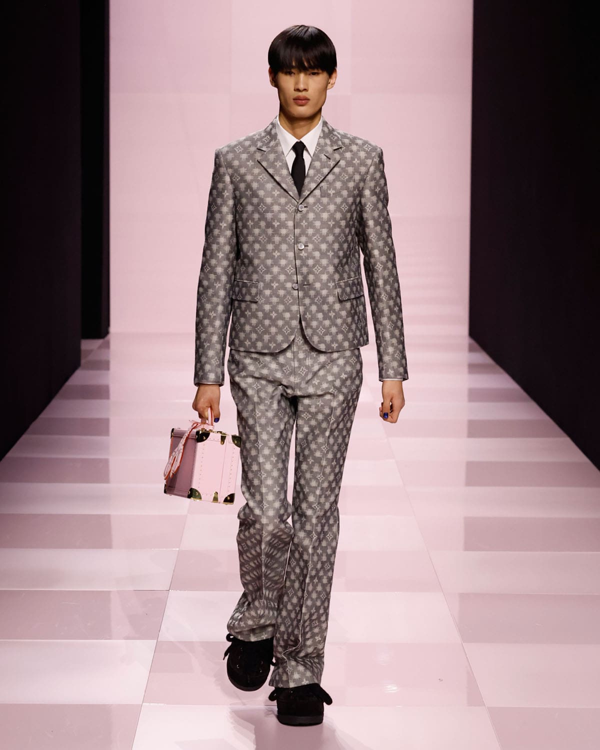 Louis Vuitton Fall Winter 2025 2026 Men Runway Magazine (83)