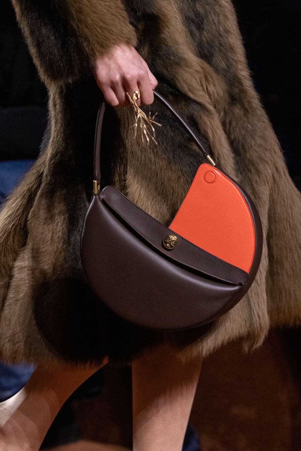 Fendi Automne Hiver 2025 2026 Gros plan sur les détails Runway Magazine (1)