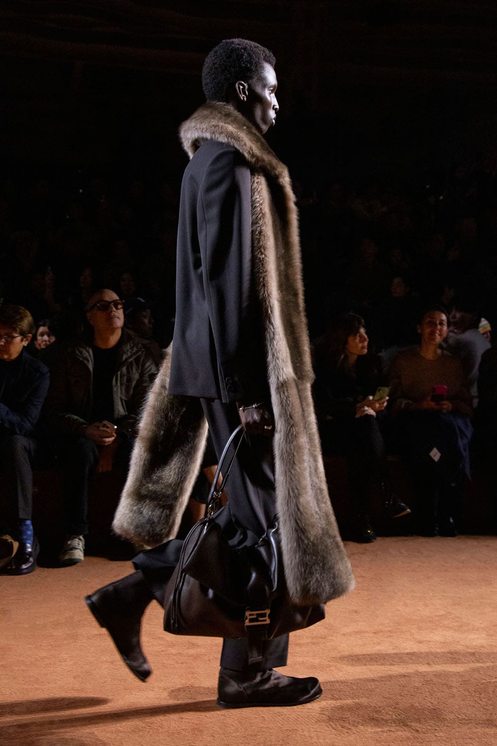 Fendi Automne Hiver 2025 2026 Gros plan sur les détails Runway Magazine (10)