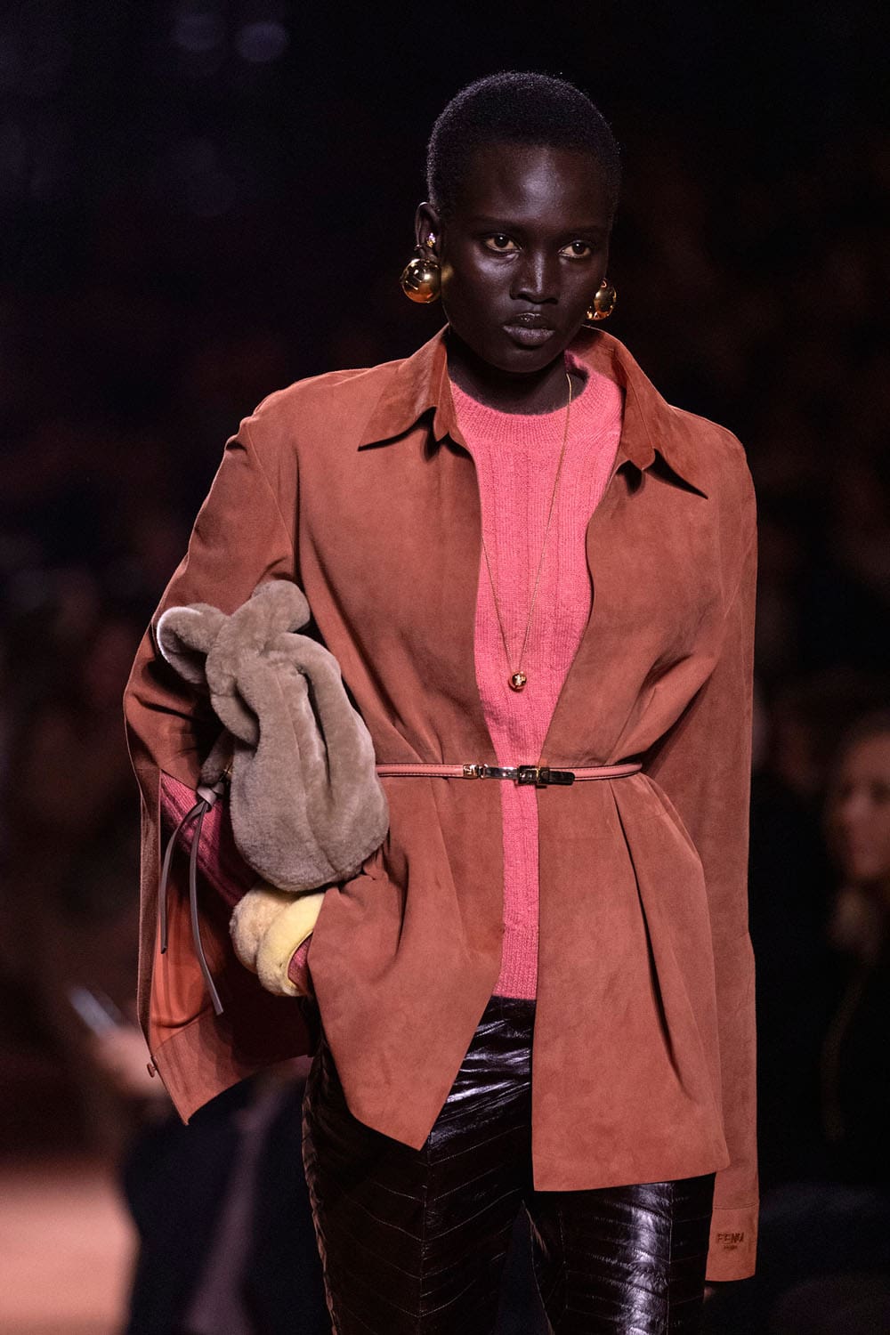 Fendi Automne Hiver 2025 2026 Gros plan sur les détails Runway Magazine (100)