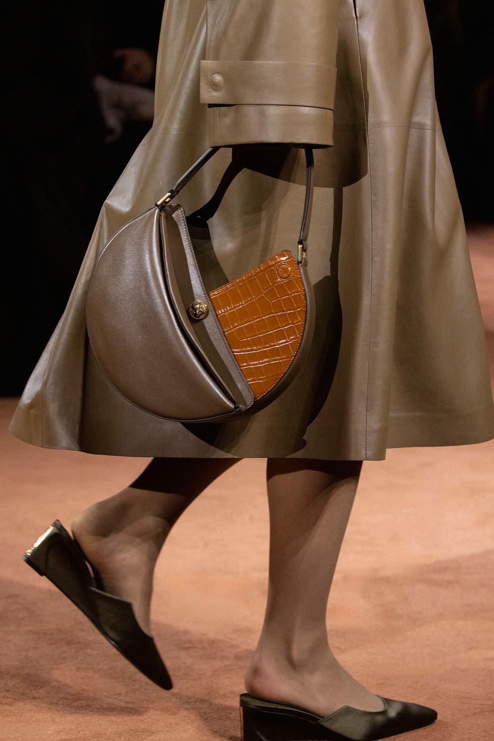 Fendi Automne Hiver 2025 2026 Gros plan sur les détails Runway Magazine (110)