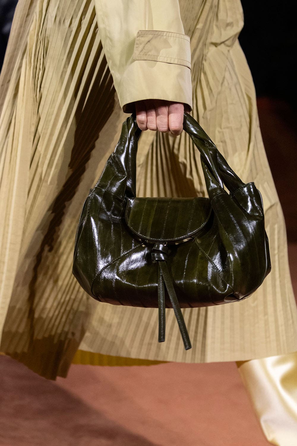 Fendi Automne Hiver 2025 2026 Gros plan sur les détails Runway Magazine (116)
