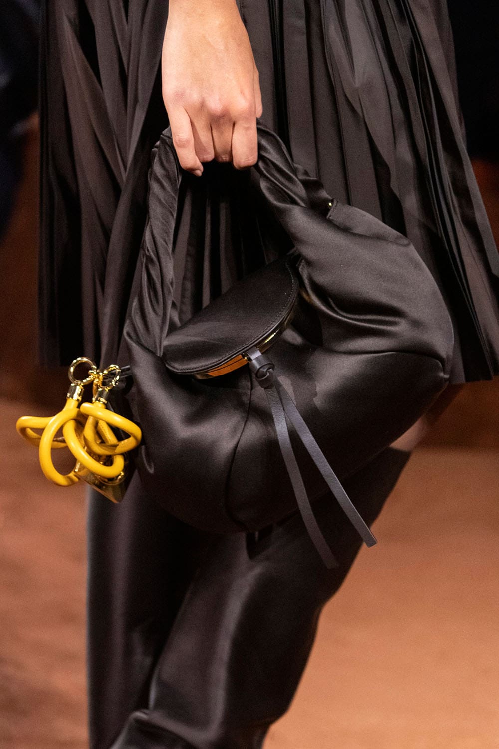 Fendi Automne Hiver 2025 2026 Gros plan sur les détails Runway Magazine (119)