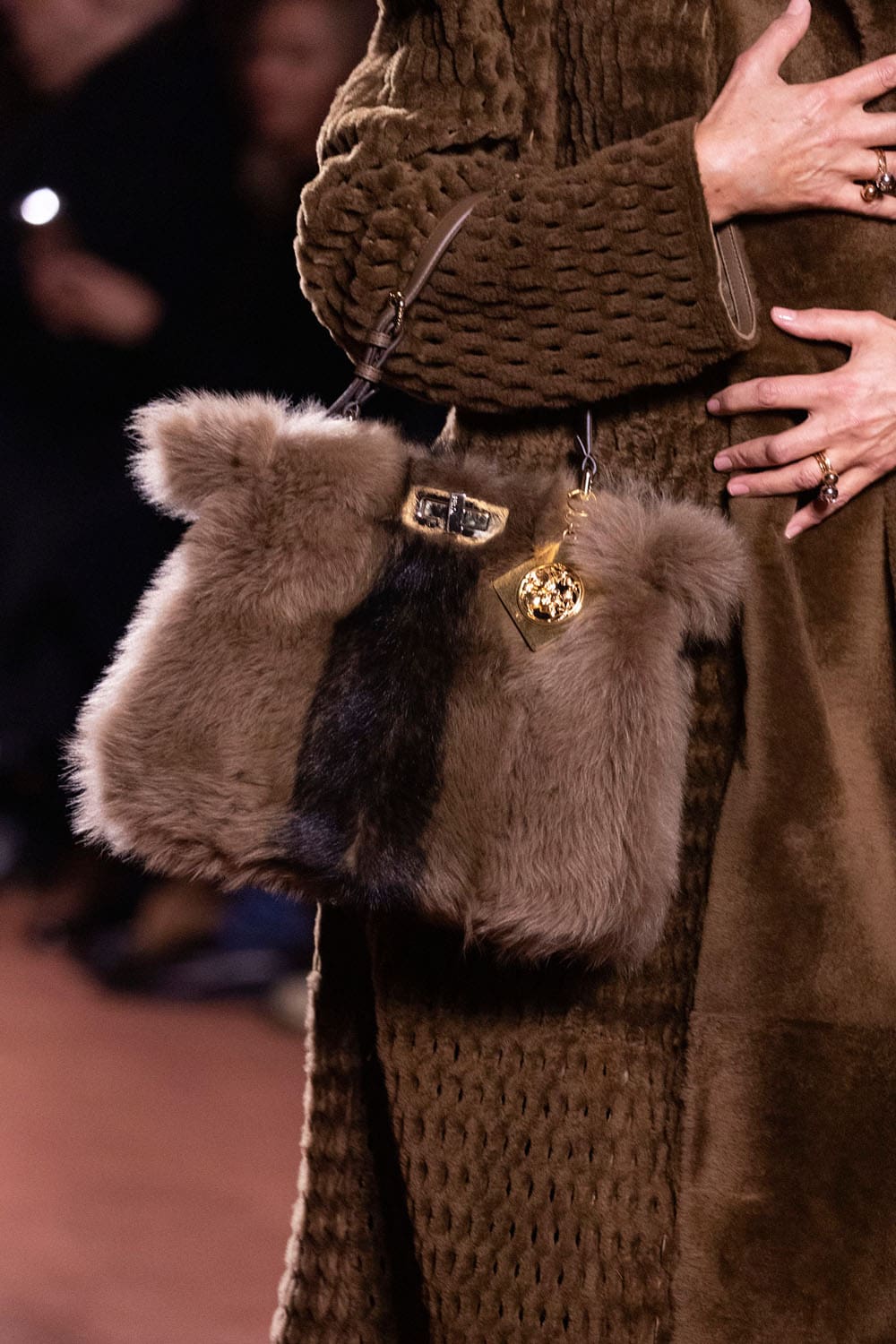 Fendi Automne Hiver 2025 2026 Gros plan sur les détails Runway Magazine (122)