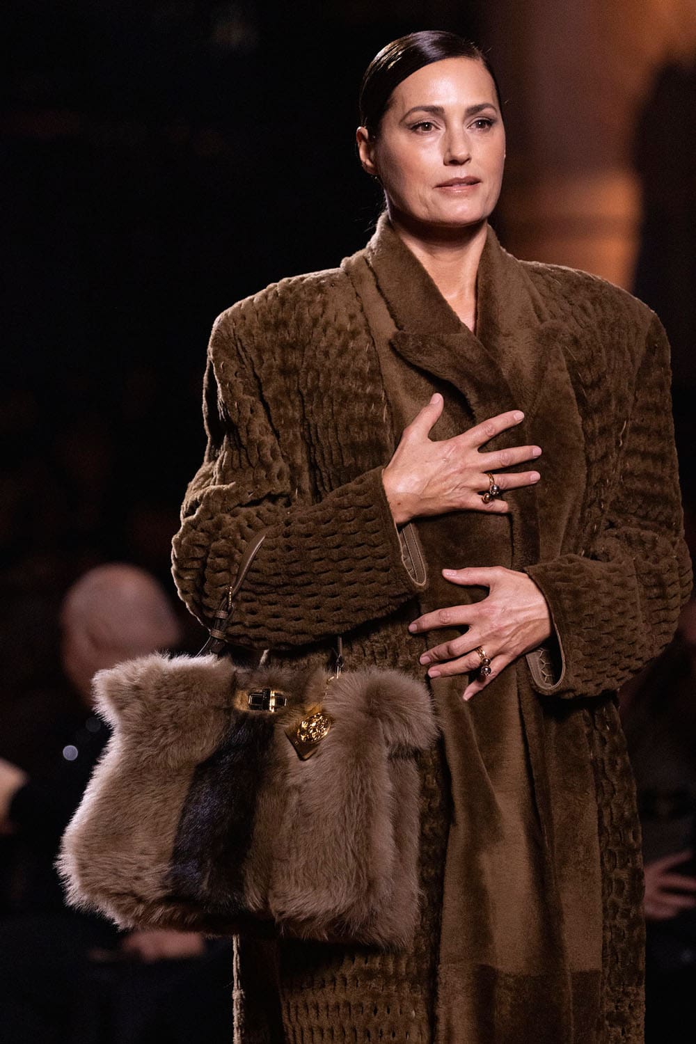 Fendi Automne Hiver 2025 2026 Gros plan sur les détails Runway Magazine (124)