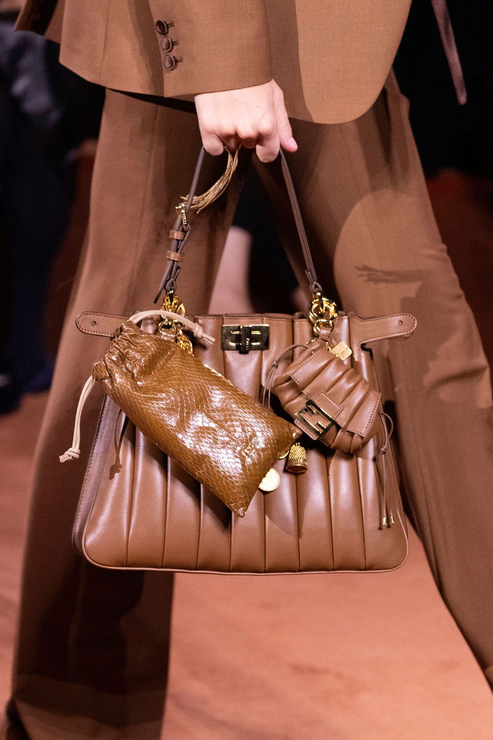 Fendi Automne Hiver 2025 2026 Gros plan sur les détails Runway Magazine (125)