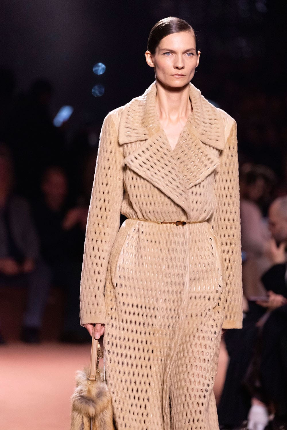 Fendi Automne Hiver 2025 2026 Gros plan sur les détails Runway Magazine (130)