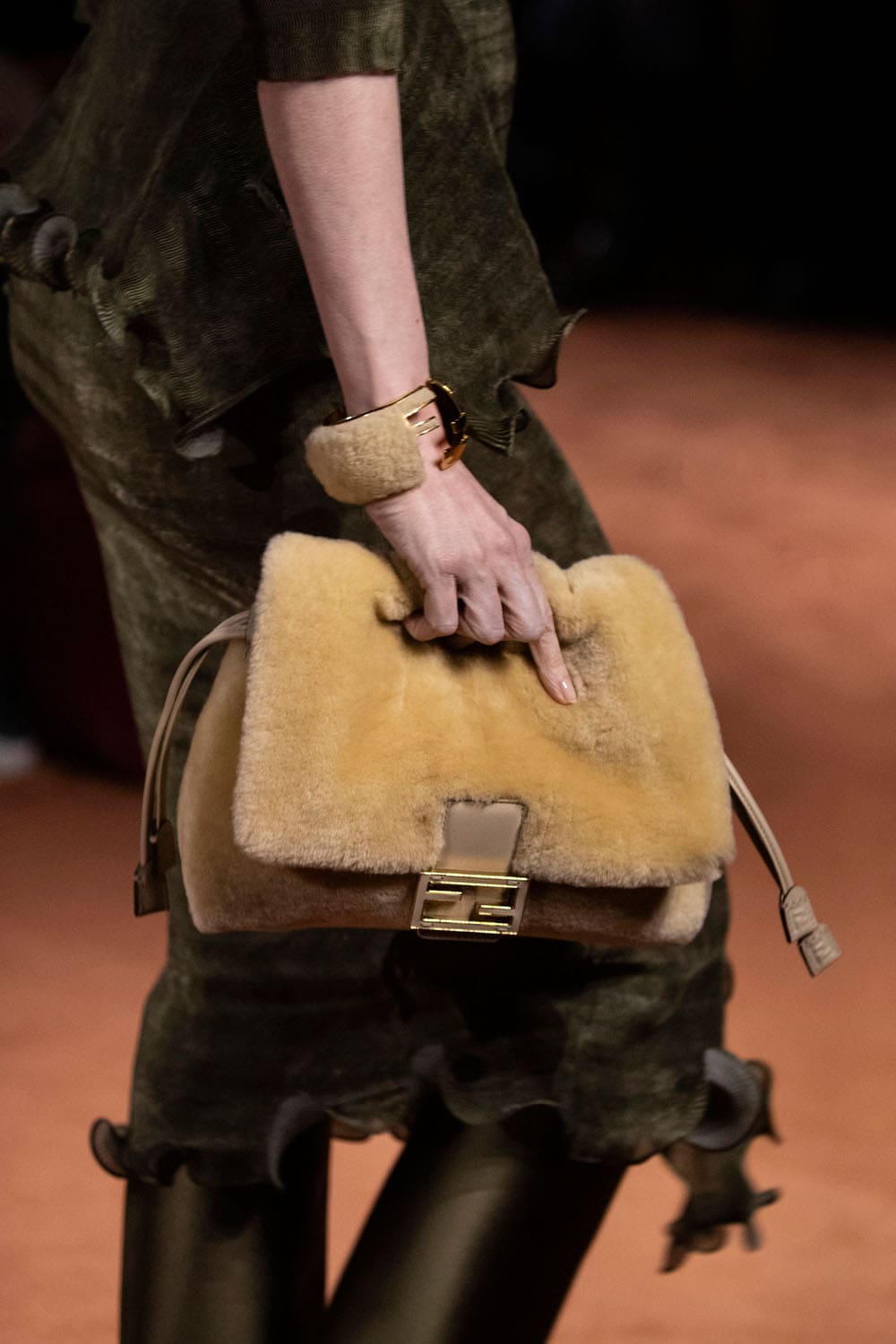Fendi Automne Hiver 2025 2026 Gros plan sur les détails Runway Magazine (14)