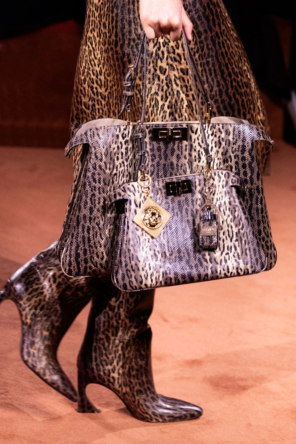 Fendi Automne Hiver 2025 2026 Gros plan sur les détails Runway Magazine (140)
