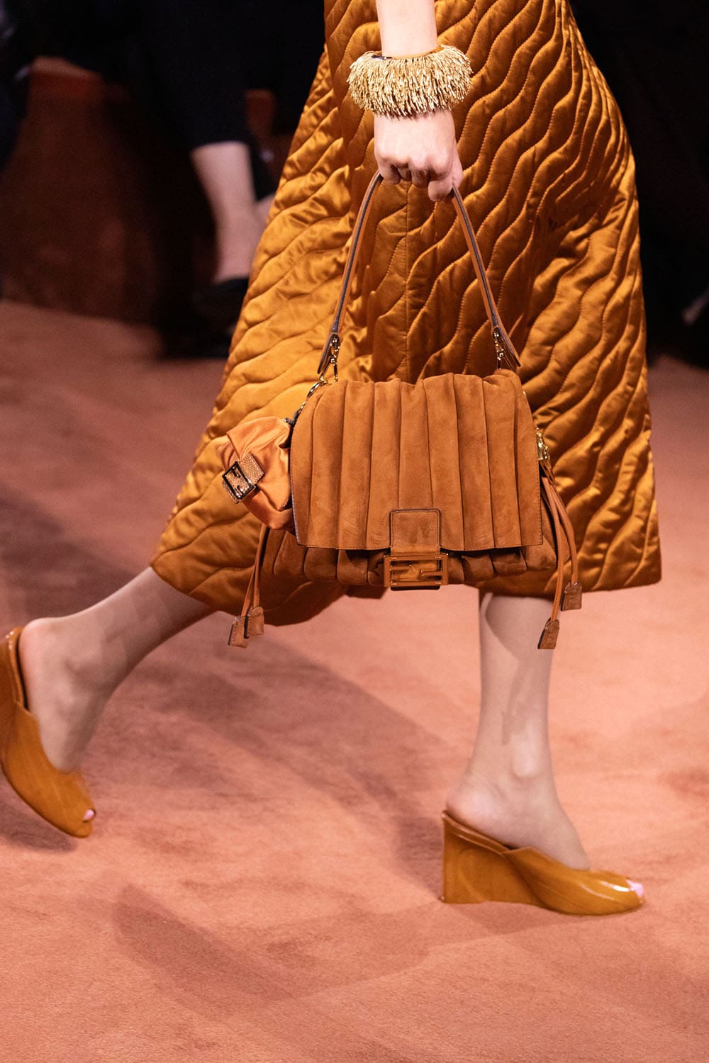 Fendi Automne Hiver 2025 2026 Gros plan sur les détails Runway Magazine (149)