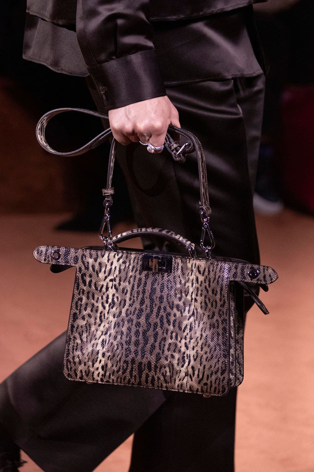 Fendi Automne Hiver 2025 2026 Gros plan sur les détails Runway Magazine (158)