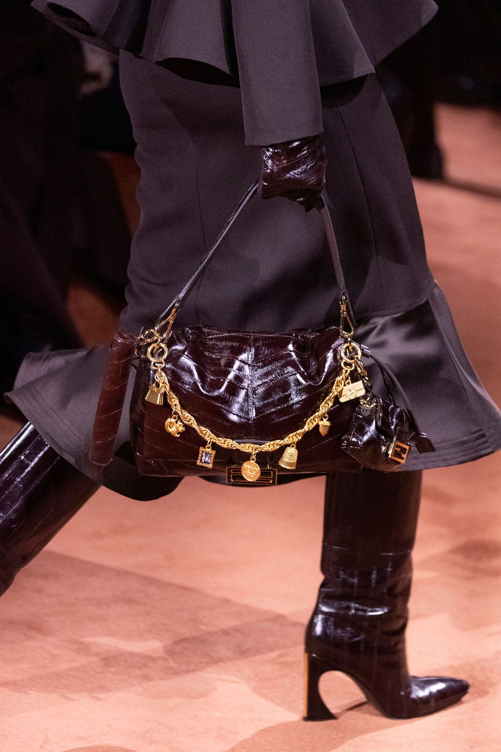 Fendi Automne Hiver 2025 2026 Gros plan sur les détails Runway Magazine (161)