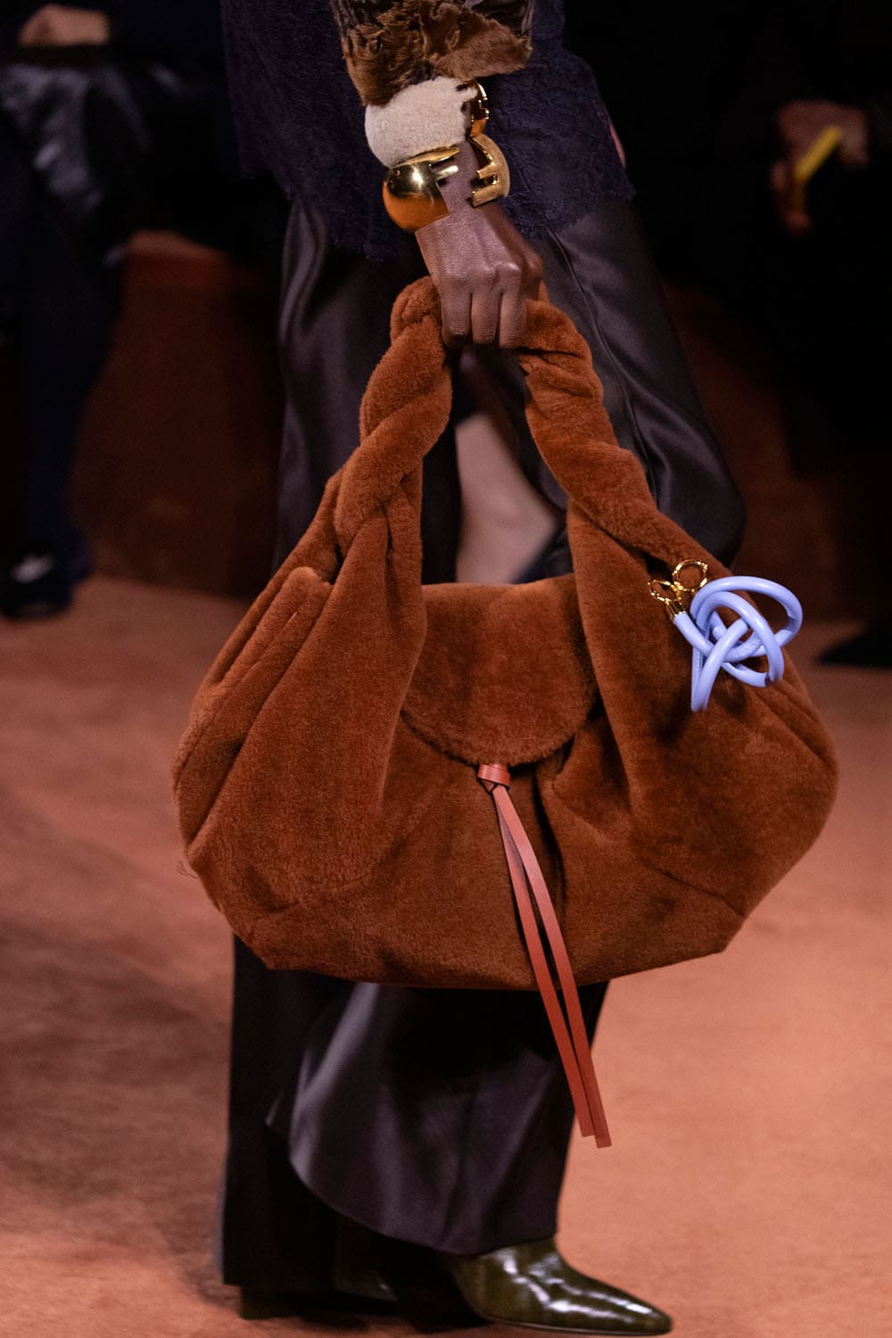 Fendi Automne Hiver 2025 2026 Gros plan sur les détails Runway Magazine (167)