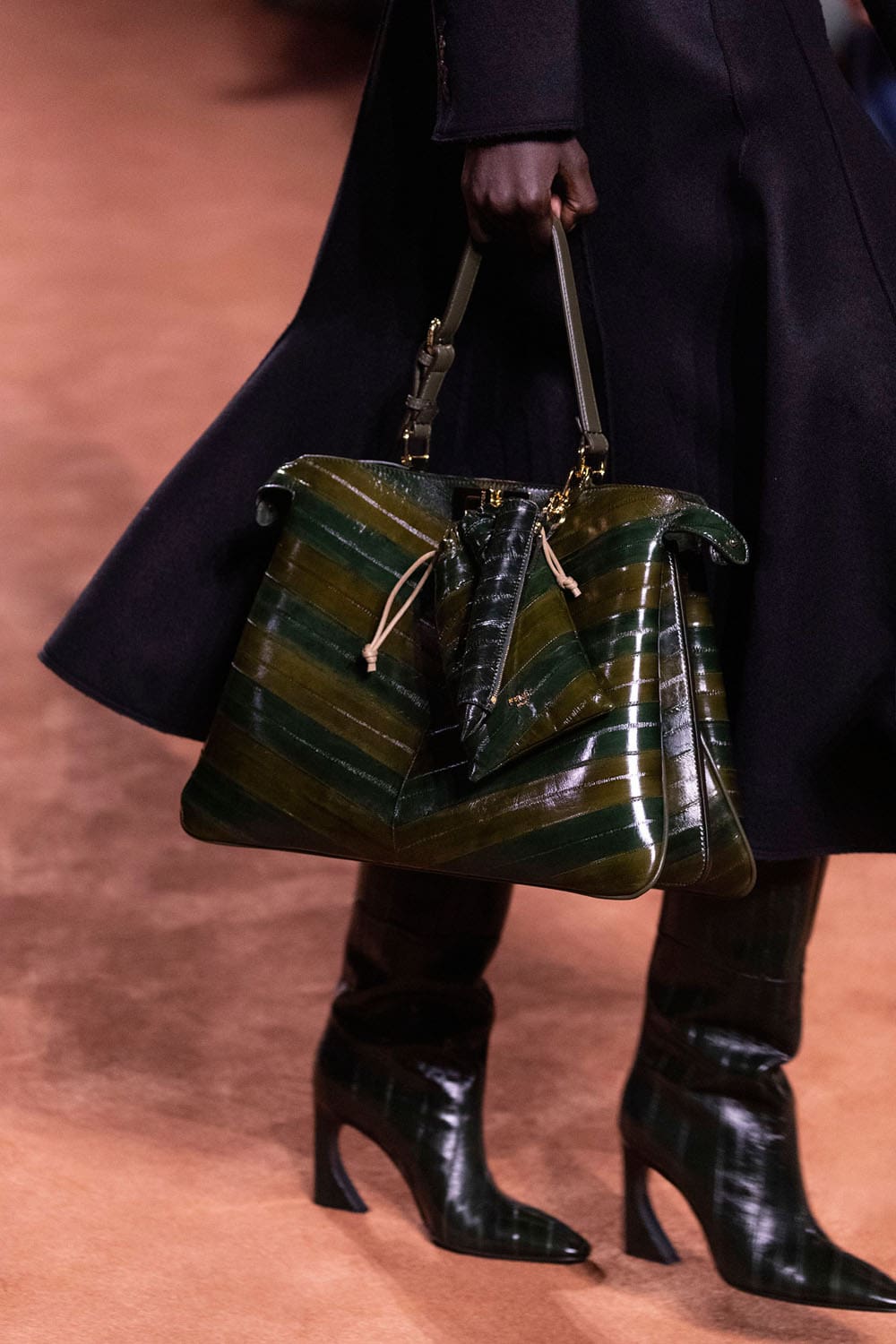Fendi Automne Hiver 2025 2026 Gros plan sur les détails Runway Magazine (17)