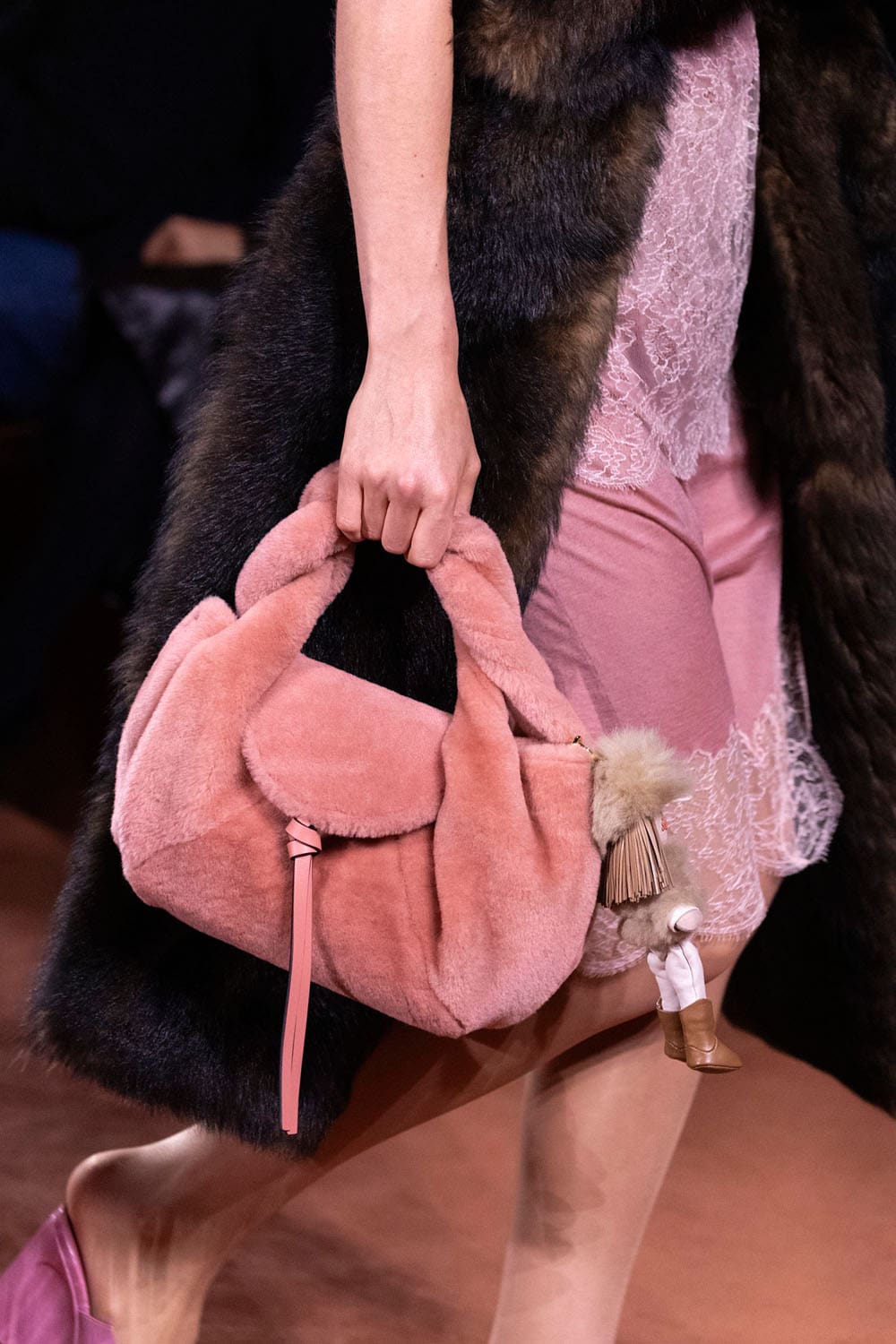 Fendi Automne Hiver 2025 2026 Gros plan sur les détails Runway Magazine (179)