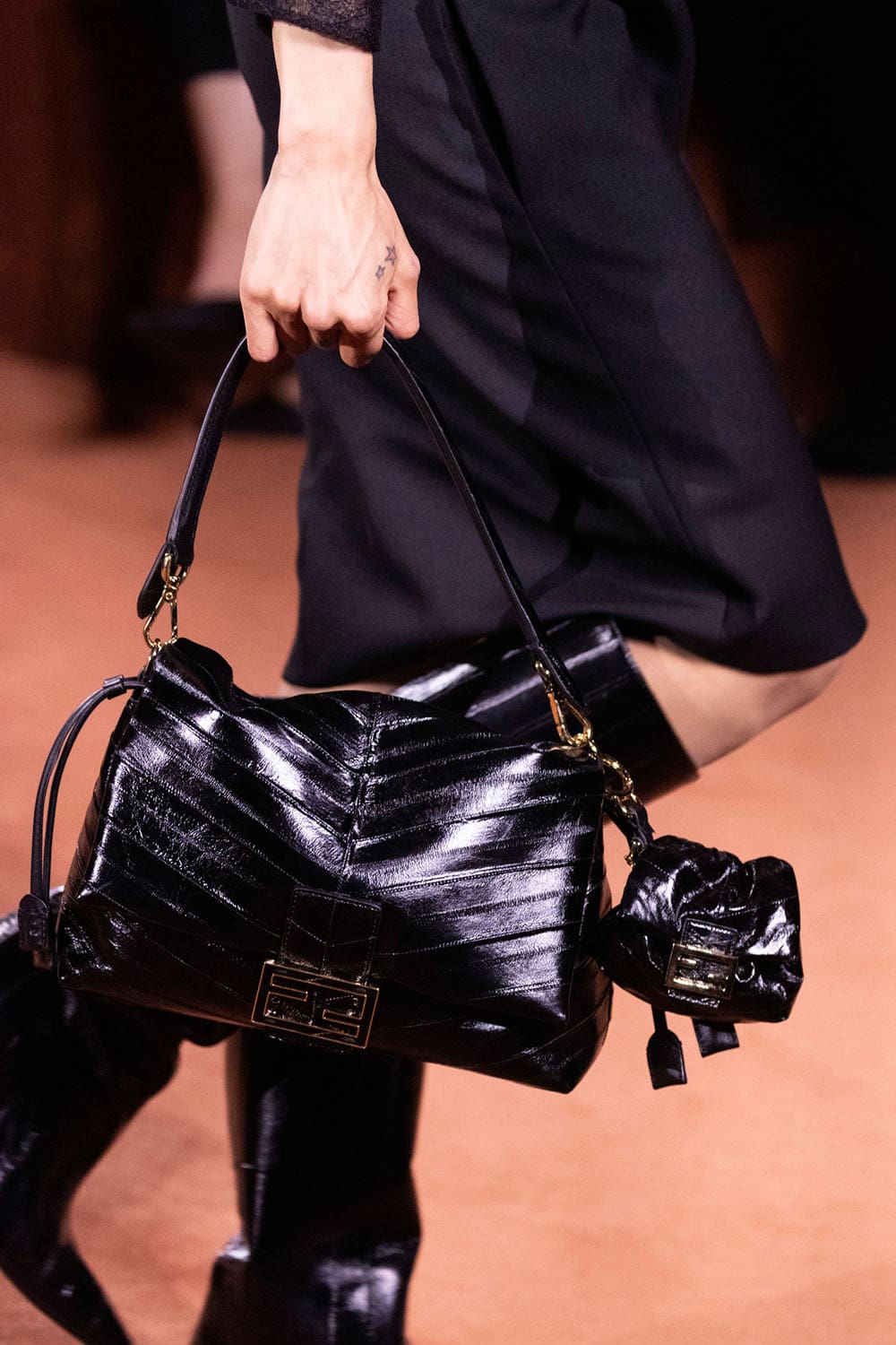 Fendi Automne Hiver 2025 2026 Gros plan sur les détails Runway Magazine (182)