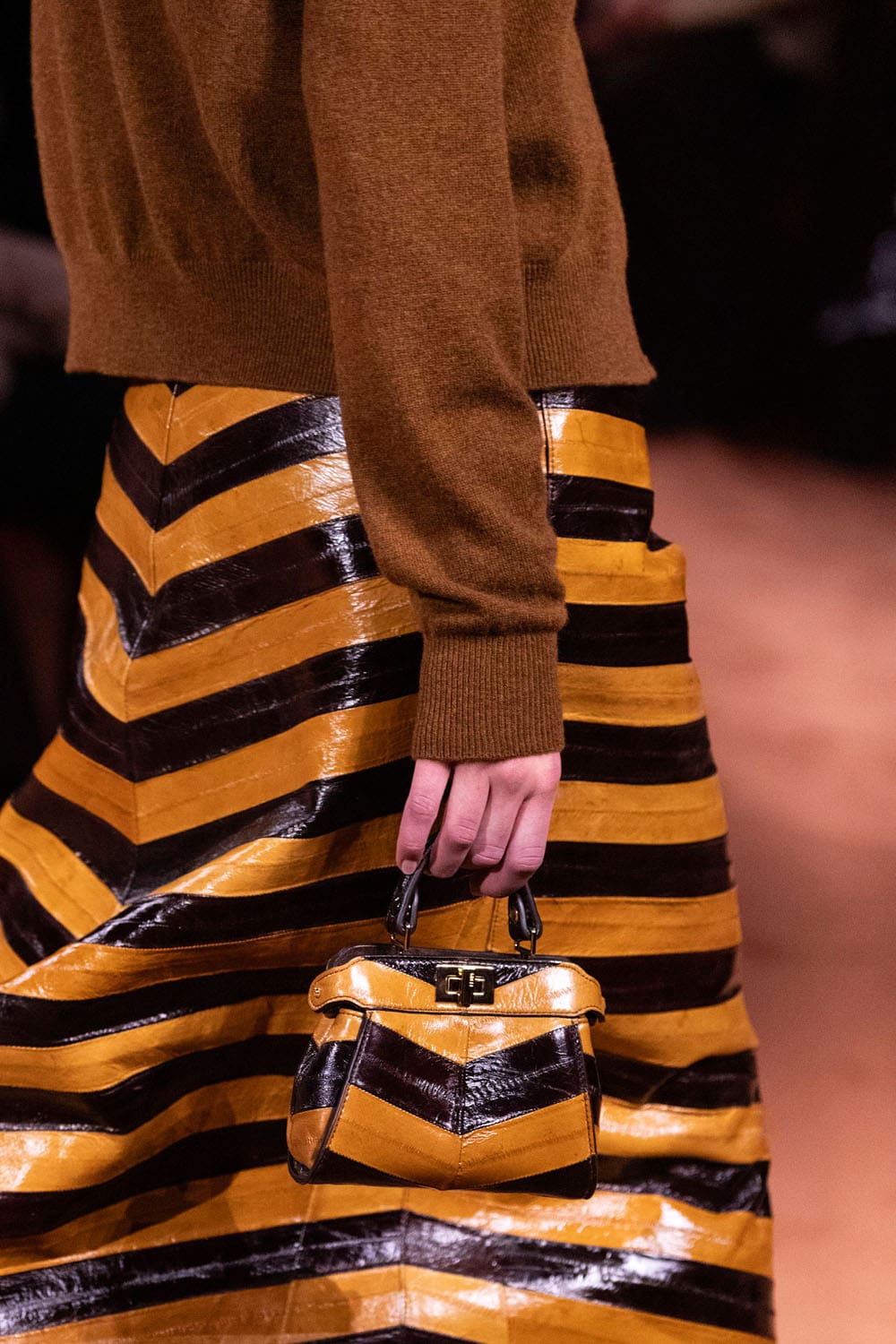 Fendi Automne Hiver 2025 2026 Gros plan sur les détails Runway Magazine (185)