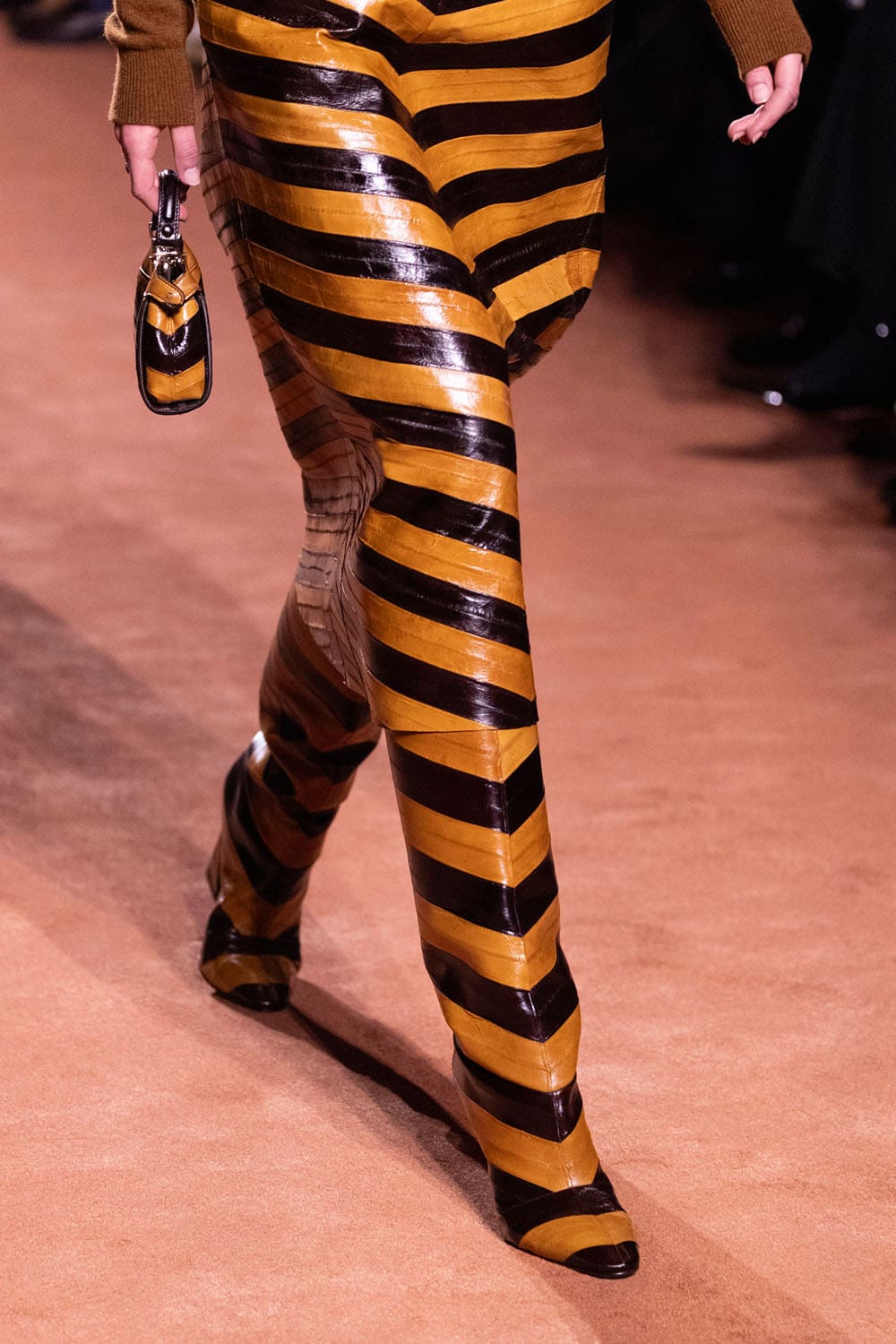 Fendi Automne Hiver 2025 2026 Gros plan sur les détails Runway Magazine (187)