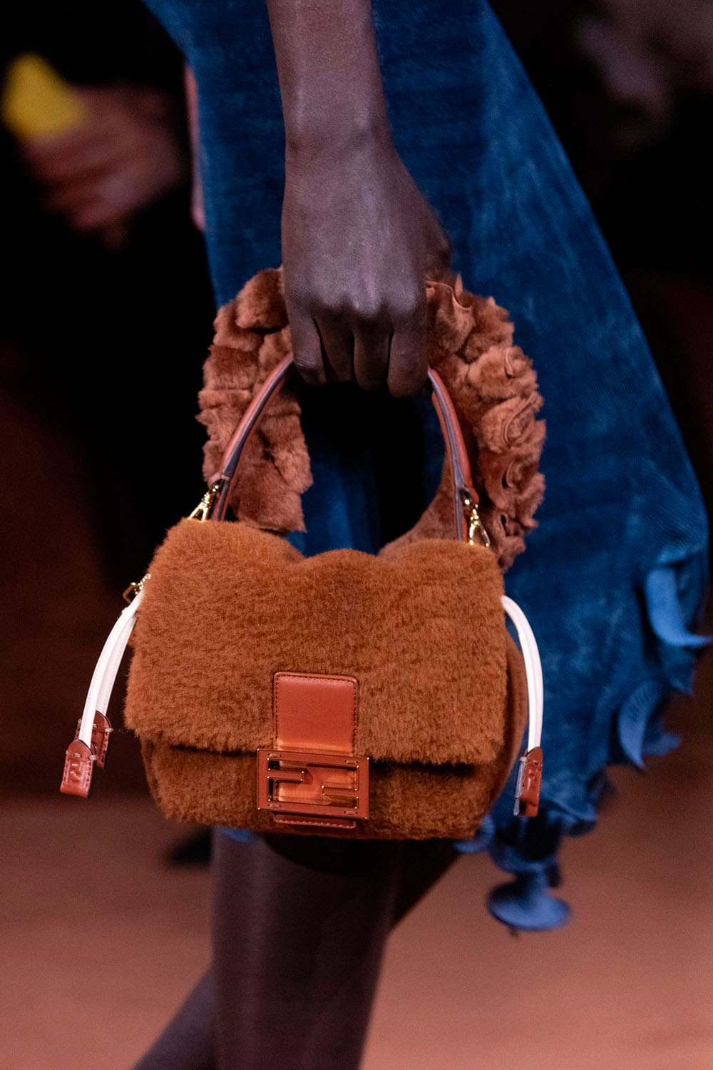 Fendi Automne Hiver 2025 2026 Gros plan sur les détails Runway Magazine (20)