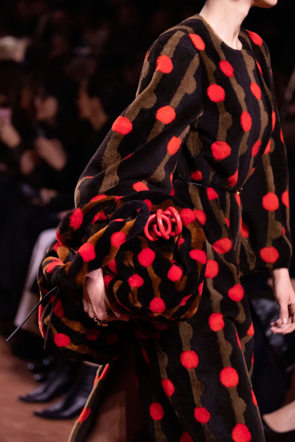 Fendi Automne Hiver 2025 2026 Gros plan sur les détails Runway Magazine (200)