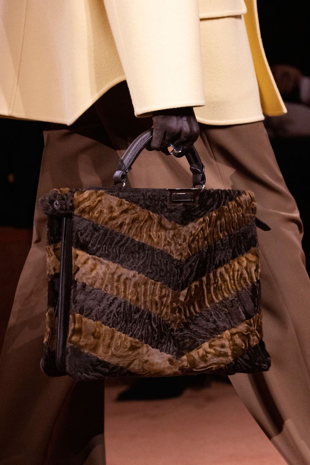 Fendi Automne Hiver 2025 2026 Gros plan sur les détails Runway Magazine (206)
