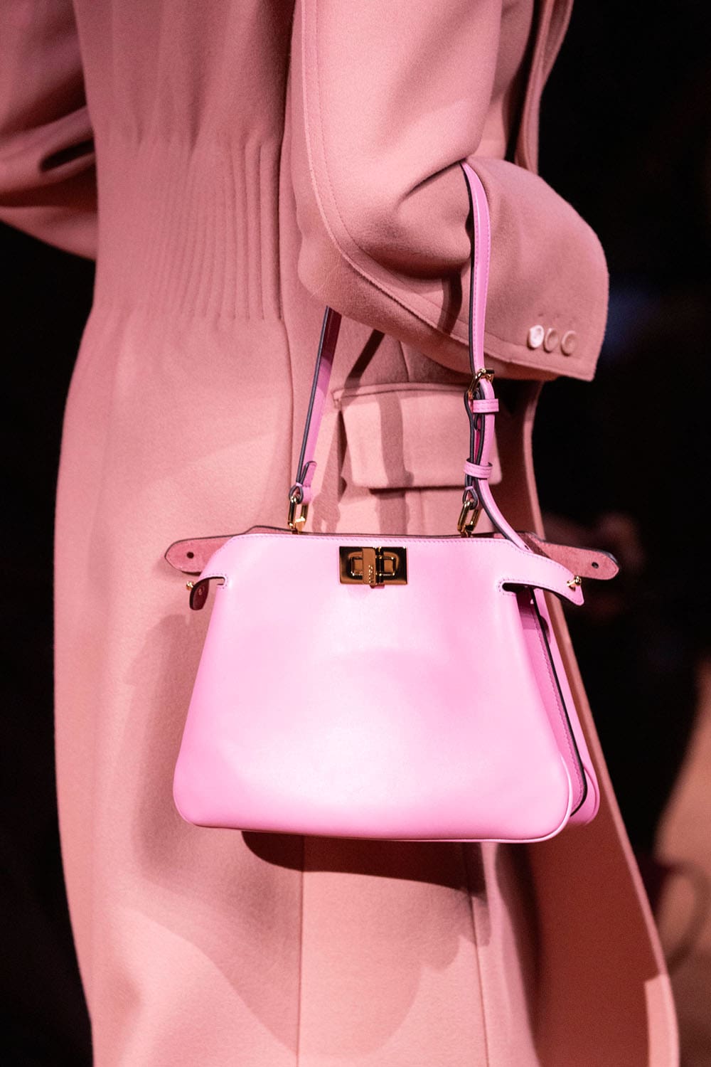 Fendi Automne Hiver 2025 2026 Gros plan sur les détails Runway Magazine (209)