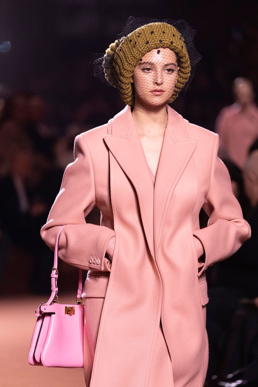 Fendi Automne Hiver 2025 2026 Gros plan sur les détails Runway Magazine (211)