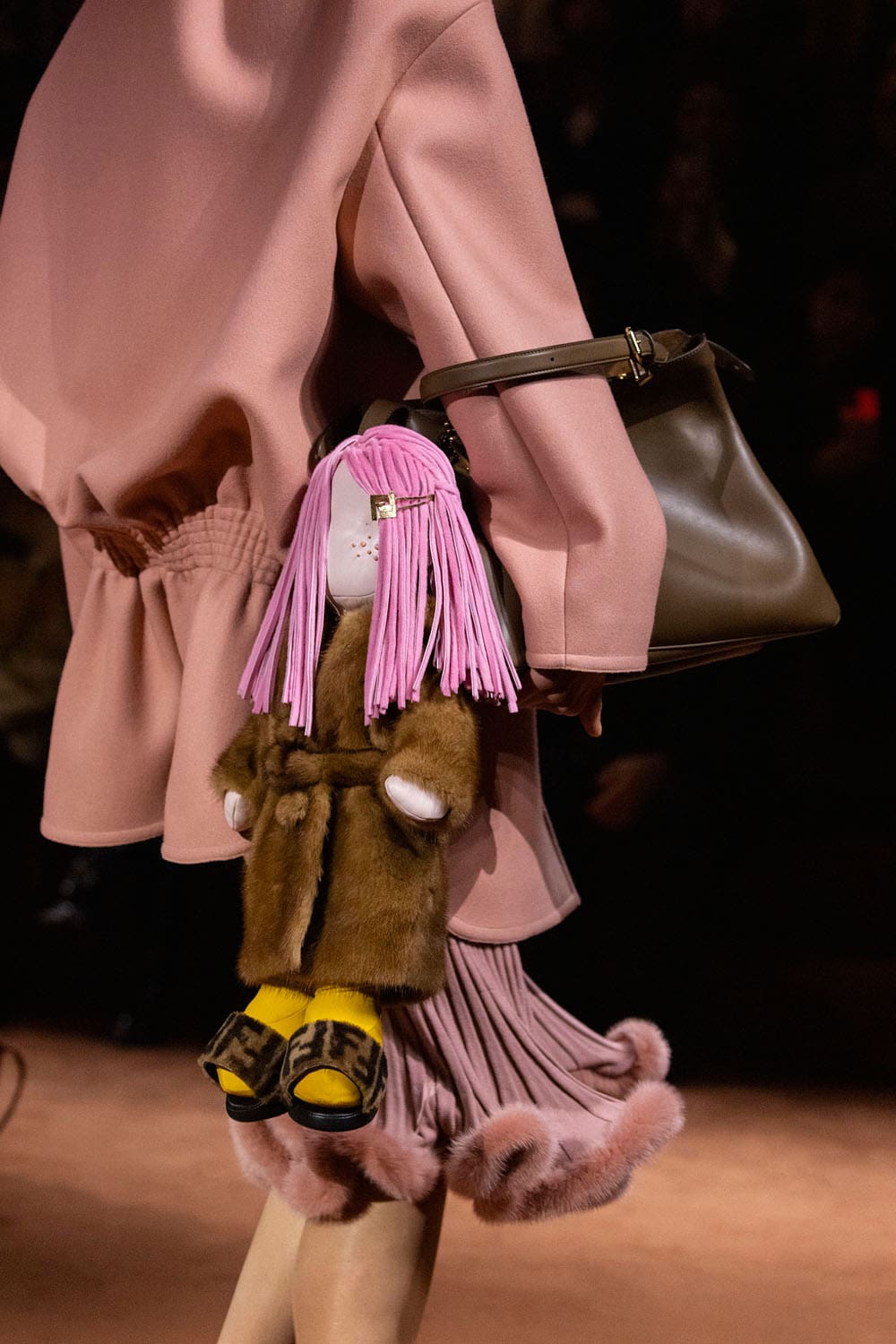 Fendi Automne Hiver 2025 2026 Gros plan sur les détails Runway Magazine (212)
