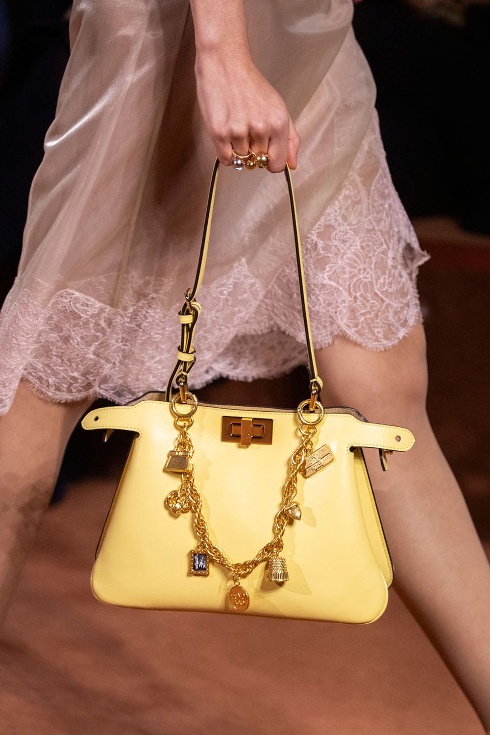 Fendi Automne Hiver 2025 2026 Gros plan sur les détails Runway Magazine (215)