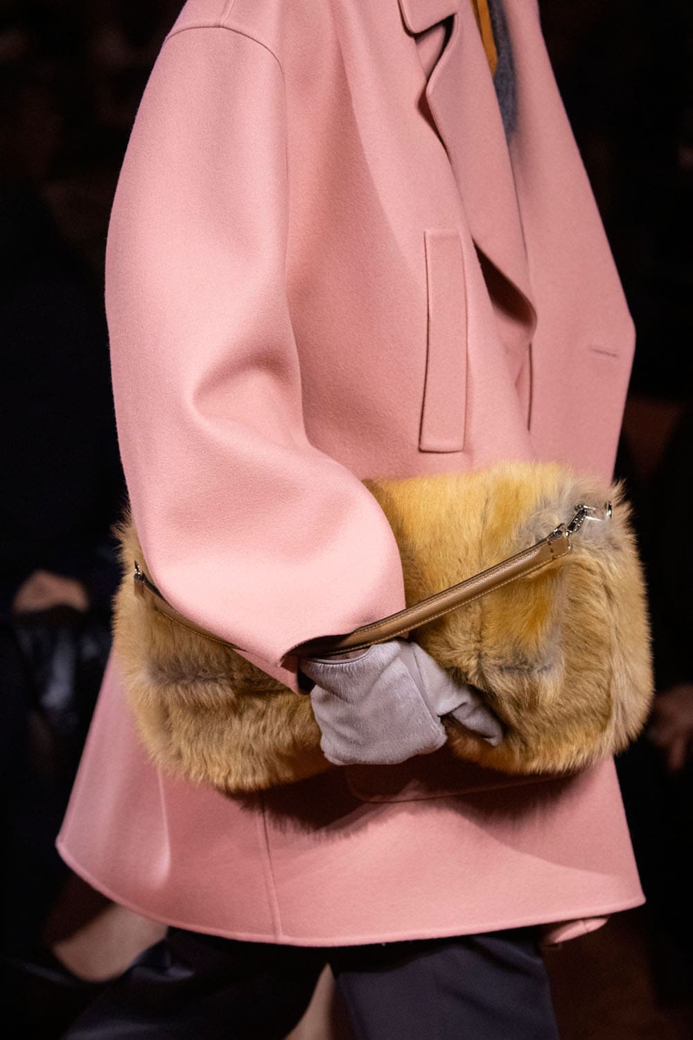 Fendi Automne Hiver 2025 2026 Gros plan sur les détails Runway Magazine (218)