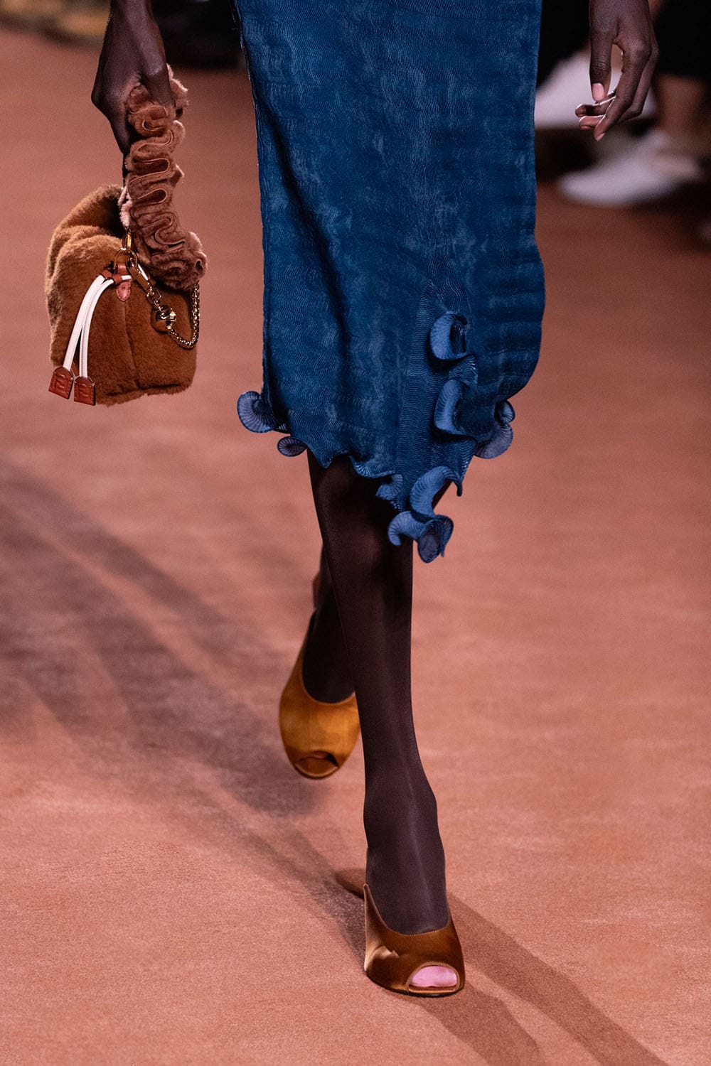 Fendi Automne Hiver 2025 2026 Gros plan sur les détails Runway Magazine (22)