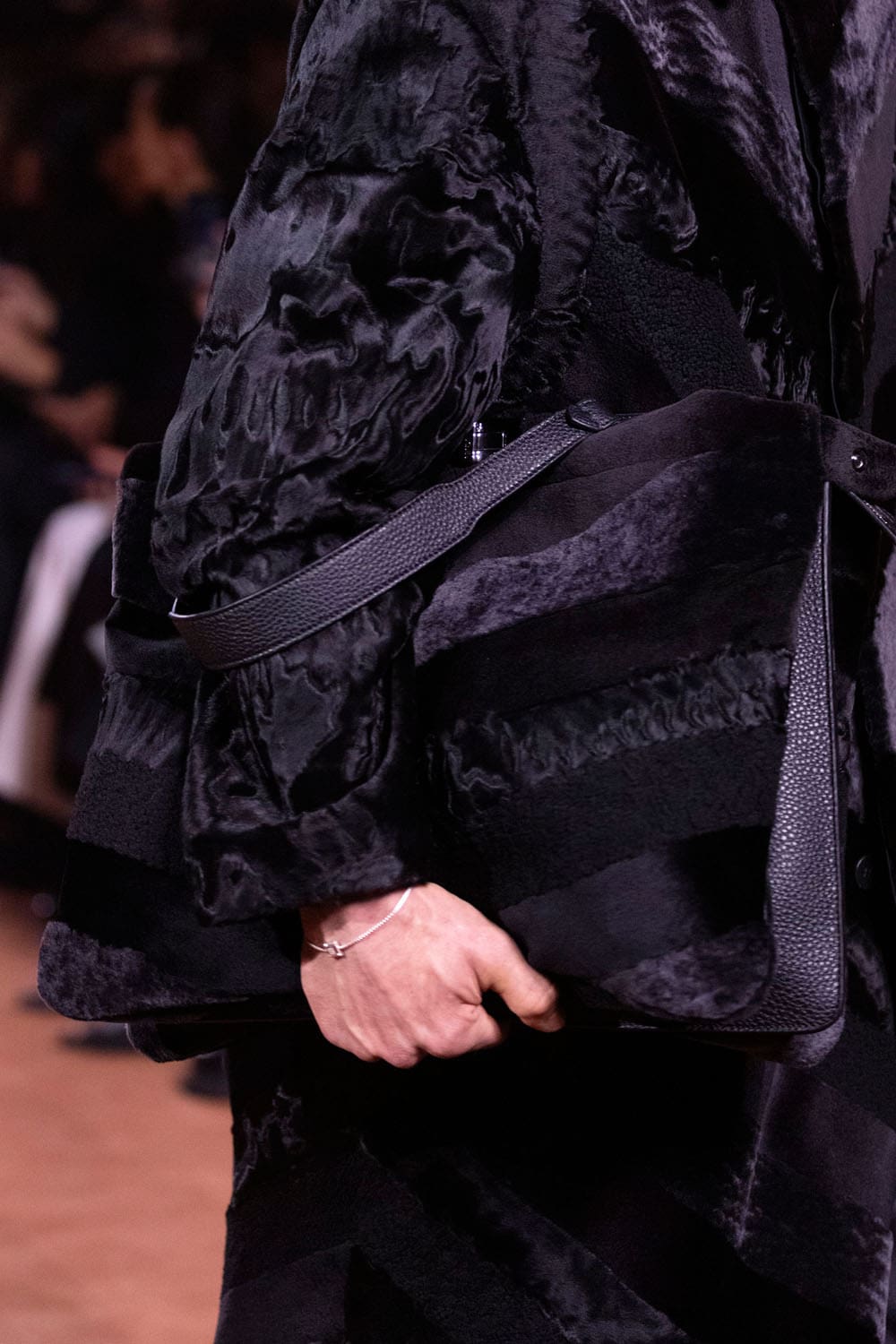 Fendi Automne Hiver 2025 2026 Gros plan sur les détails Runway Magazine (233)