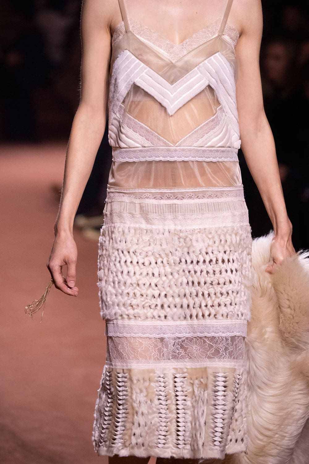 Fendi Automne Hiver 2025 2026 Gros plan sur les détails Runway Magazine (242)