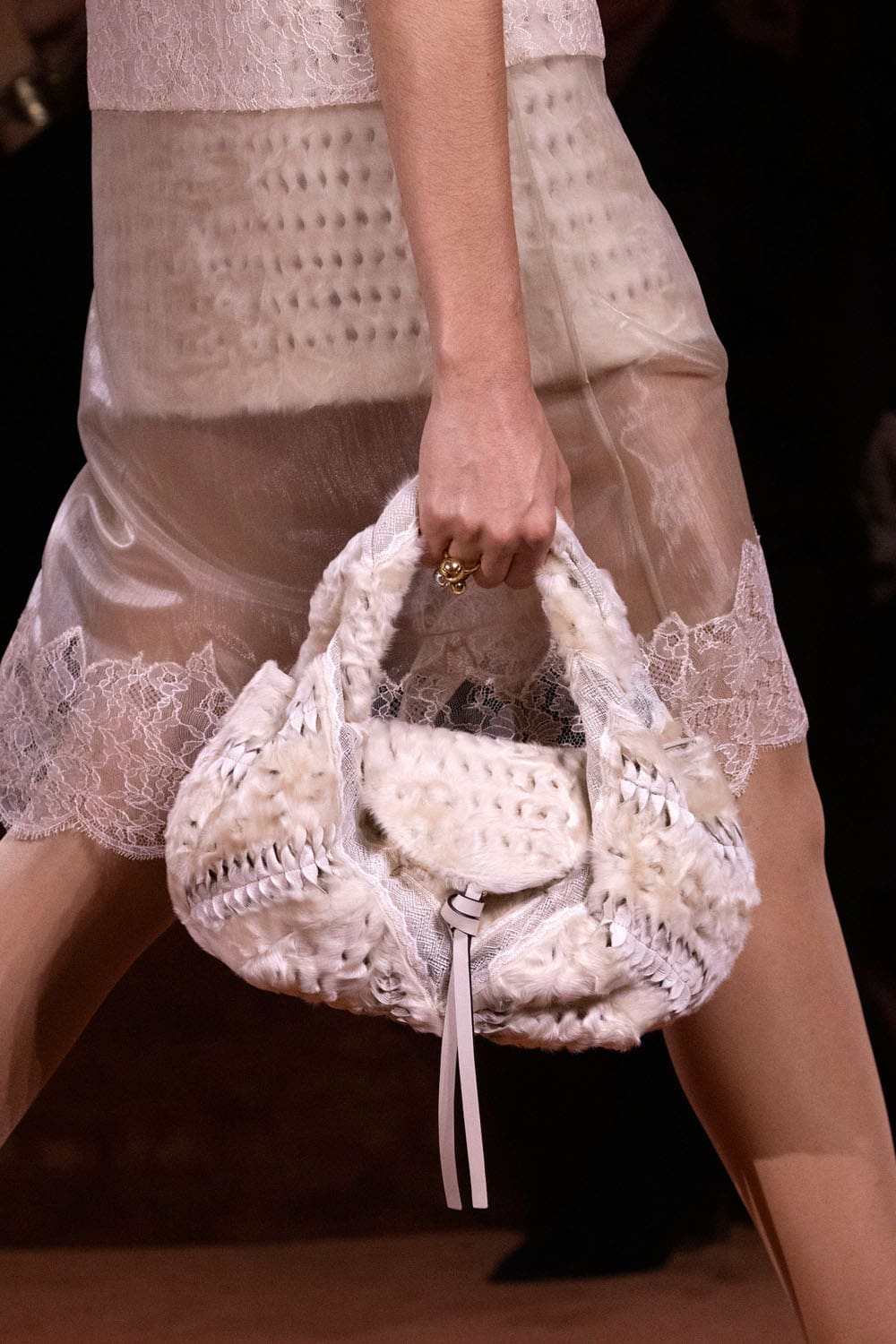 Fendi Automne Hiver 2025 2026 Gros plan sur les détails Runway Magazine (245)
