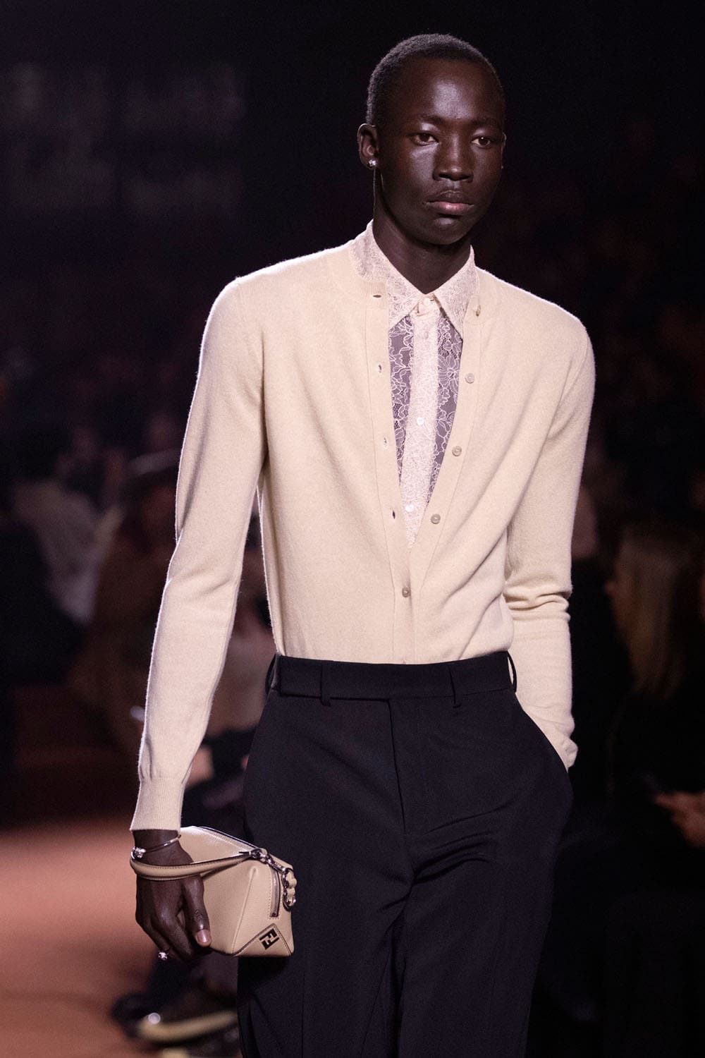 Fendi Automne Hiver 2025 2026 Gros plan sur les détails Runway Magazine (250)
