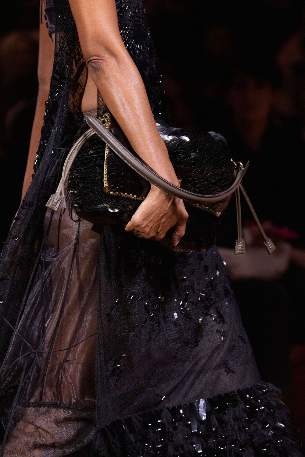 Fendi Automne Hiver 2025 2026 Gros plan sur les détails Runway Magazine (254)