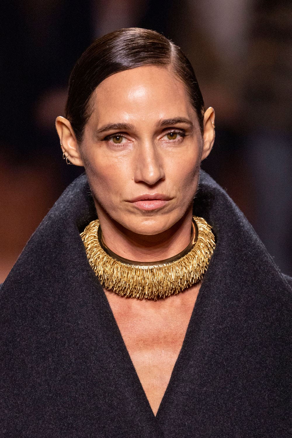 Fendi Automne Hiver 2025 2026 Gros plan sur les détails Runway Magazine (30)