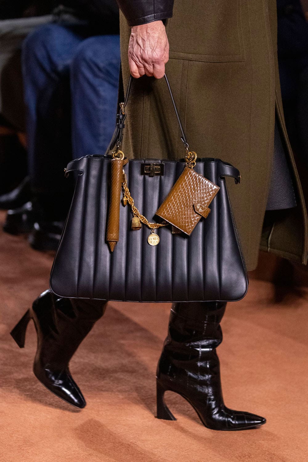 Fendi Automne Hiver 2025 2026 Gros plan sur les détails Runway Magazine (44)