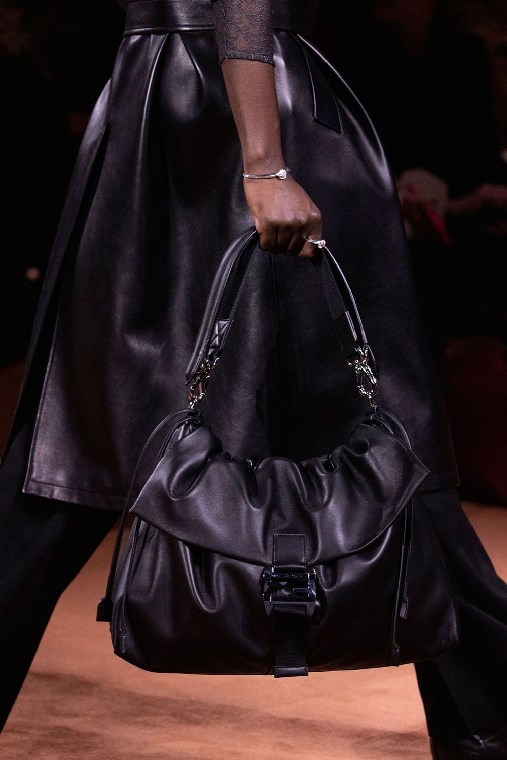 Fendi Automne Hiver 2025 2026 Gros plan sur les détails Runway Magazine (47)
