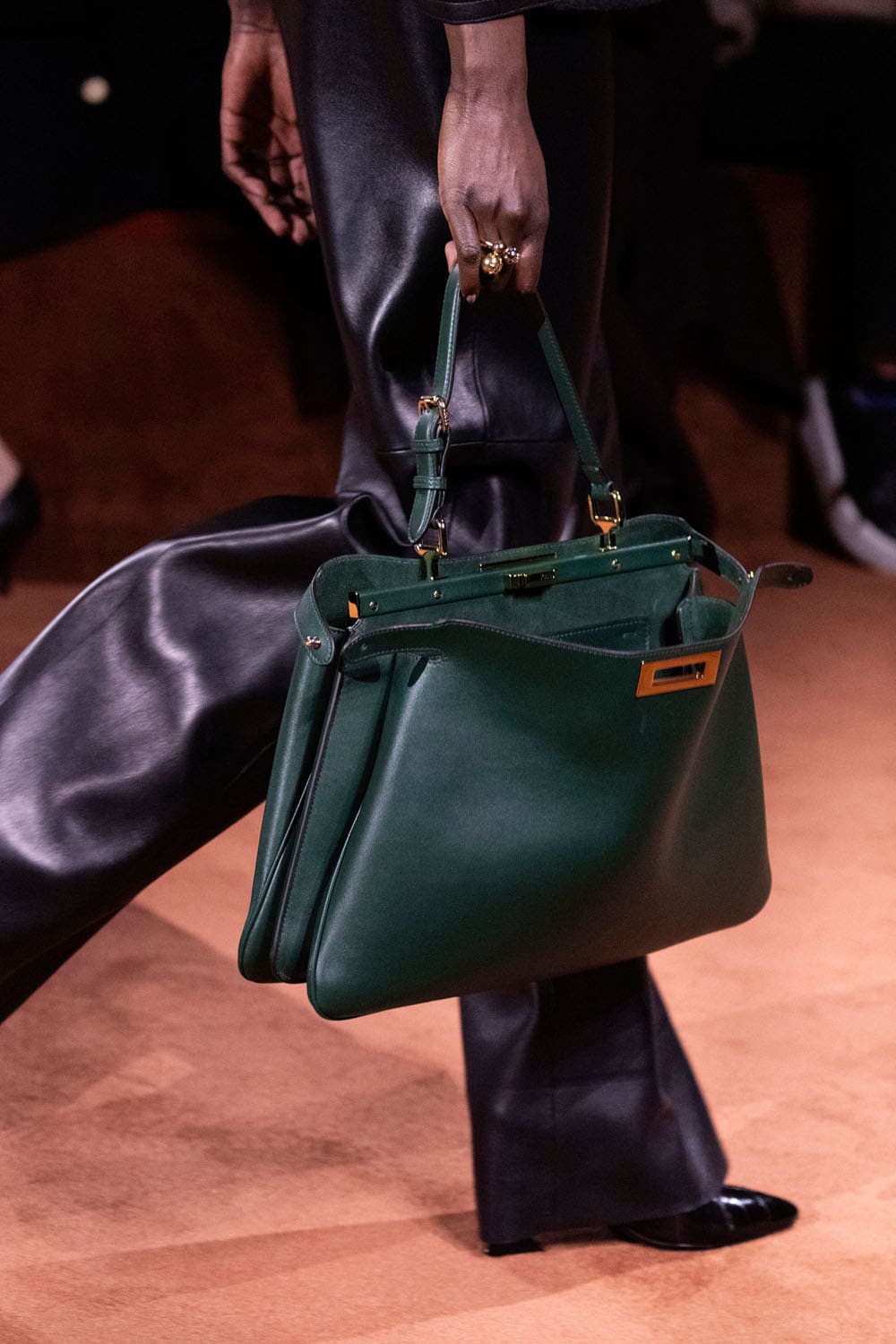 Fendi Automne Hiver 2025 2026 Gros plan sur les détails Runway Magazine (50)