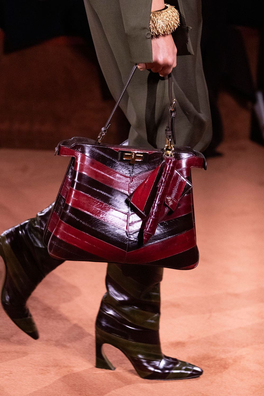 Fendi Automne Hiver 2025 2026 Gros plan sur les détails Runway Magazine (53)