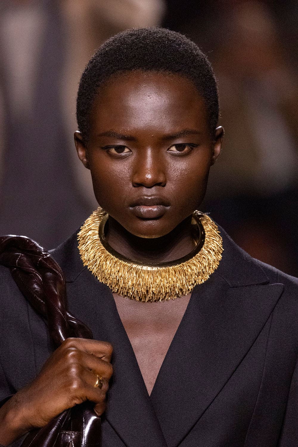 Fendi Automne Hiver 2025 2026 Gros plan sur les détails Runway Magazine (6)