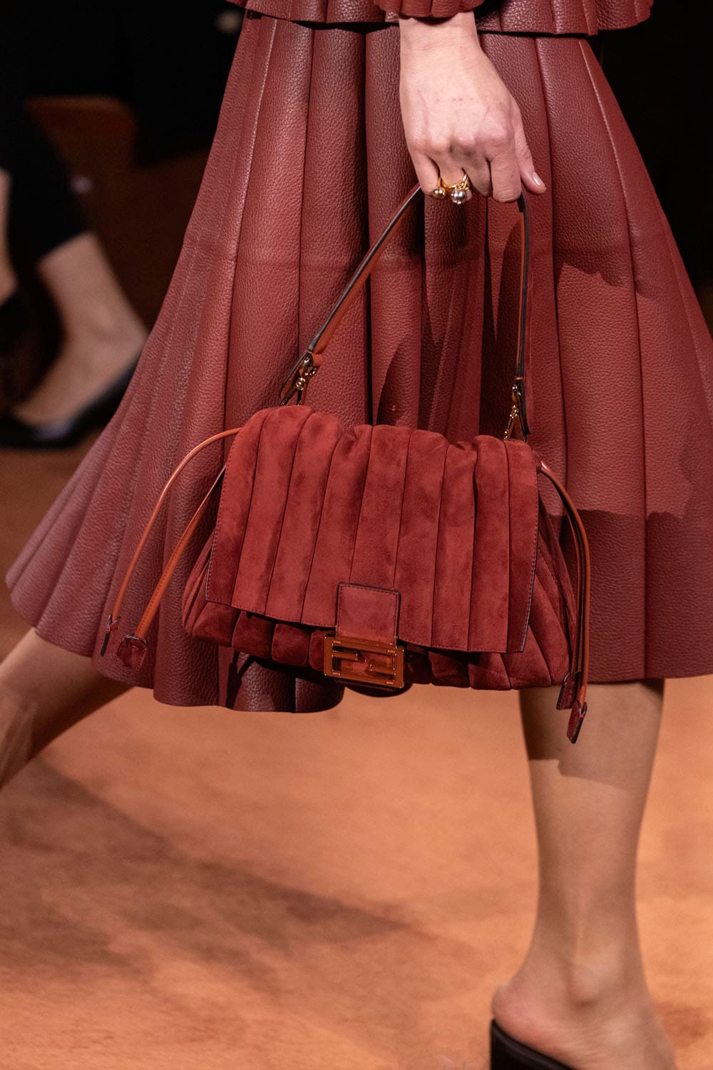 Fendi Automne Hiver 2025 2026 Gros plan sur les détails Runway Magazine (62)
