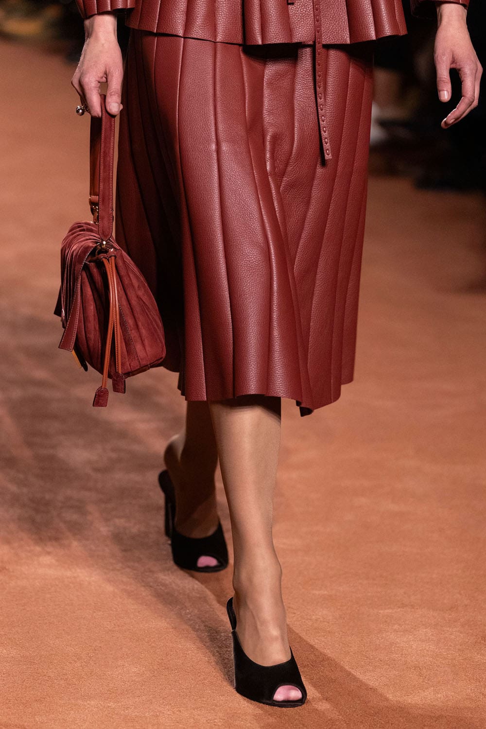 Fendi Automne Hiver 2025 2026 Gros plan sur les détails Runway Magazine (64)