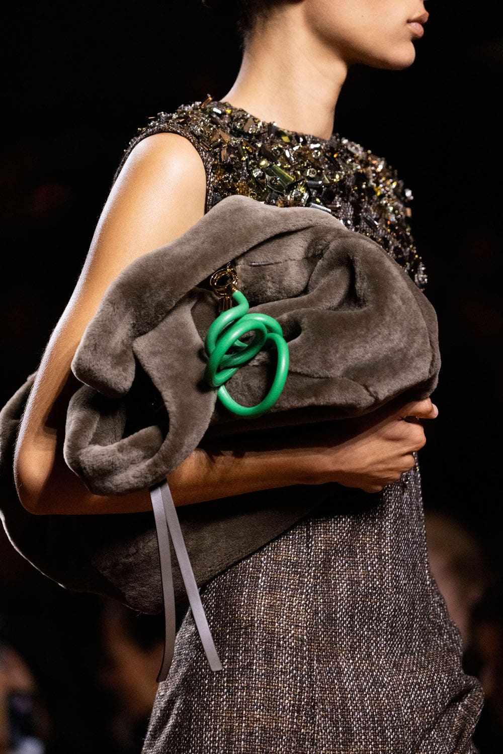 Fendi Automne Hiver 2025 2026 Gros plan sur les détails Runway Magazine (71)