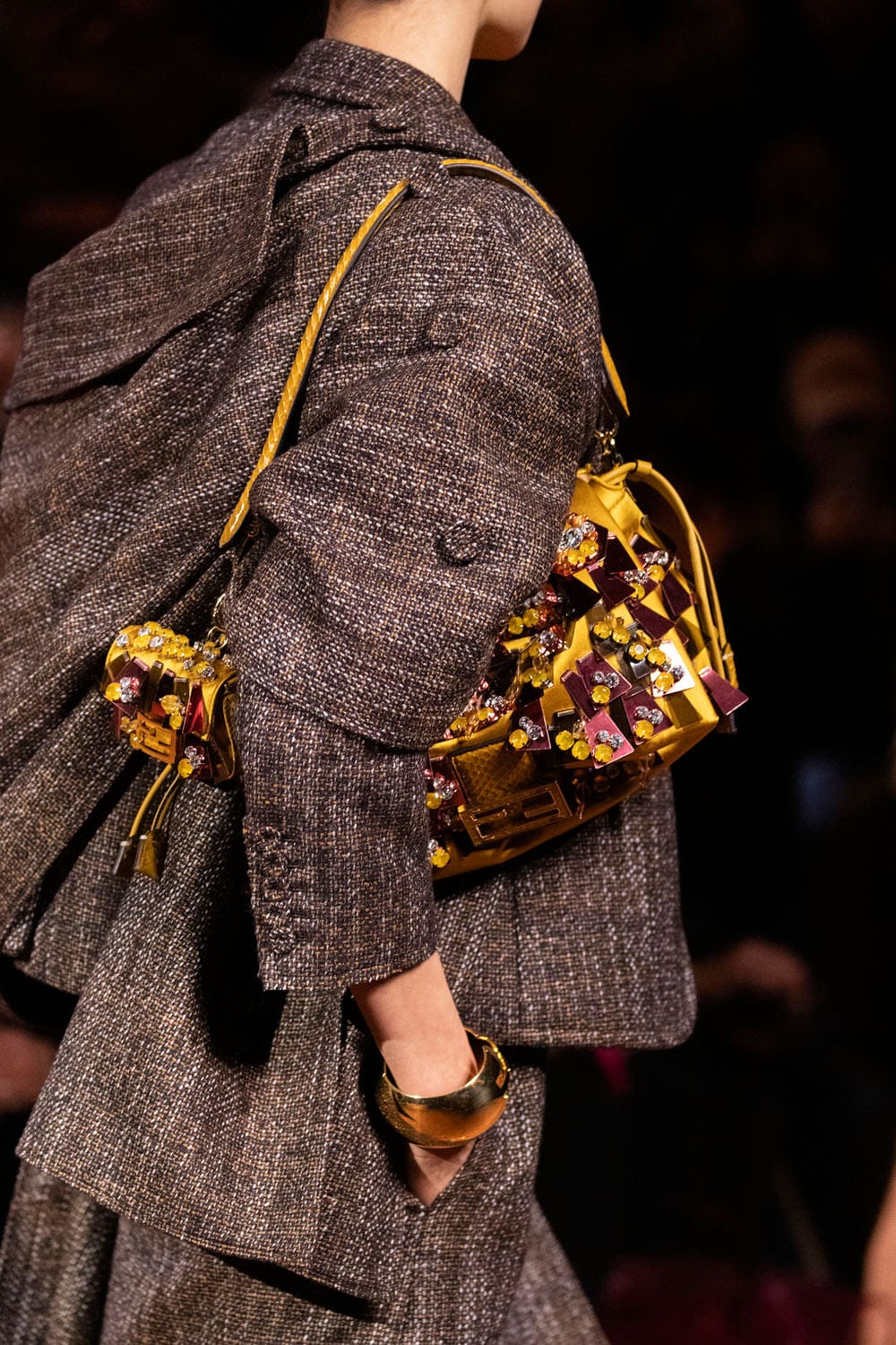 Fendi Automne Hiver 2025 2026 Gros plan sur les détails Runway Magazine (74)